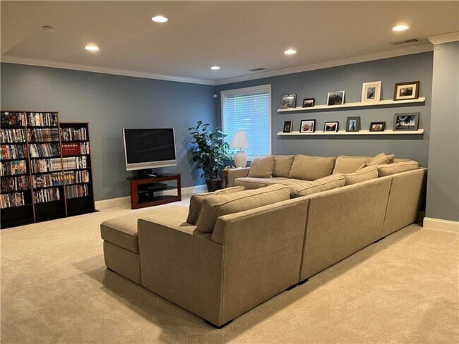 Building Photo - 266 Maple Ridge Dr