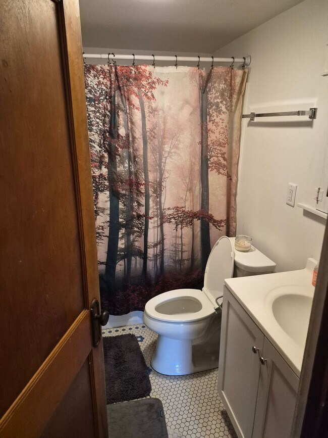 Building Photo - 4BR Home Near Olbrich Gardens & Garver Feed Mill