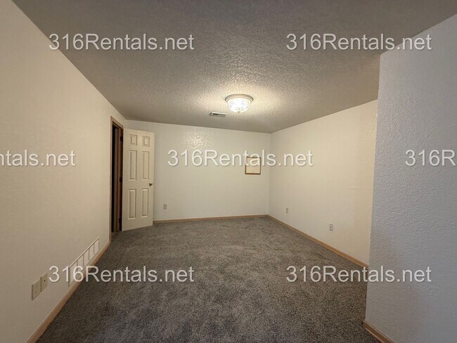 Building Photo - $1,595 - 3 bed 2 bath - Beautiful Remodeled Duplex Home Available Now!