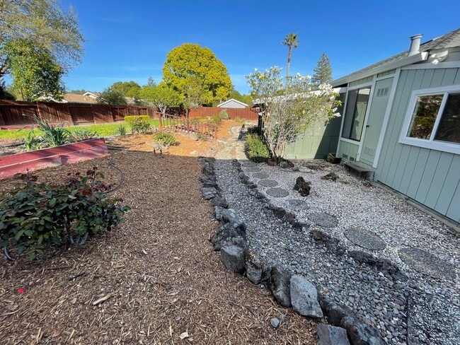 Building Photo - Spacious three bedroom home in desirable Windsor neighborhood!