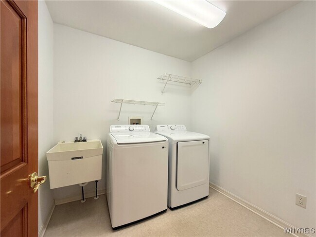 Building Photo - 175 Crown Royal Dr