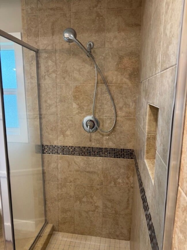 Building Photo - Newly Renovated 4 Bedroom 2 Bath home, wit...