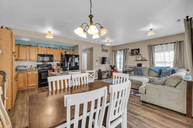 Building Photo - 1503 N August Dr