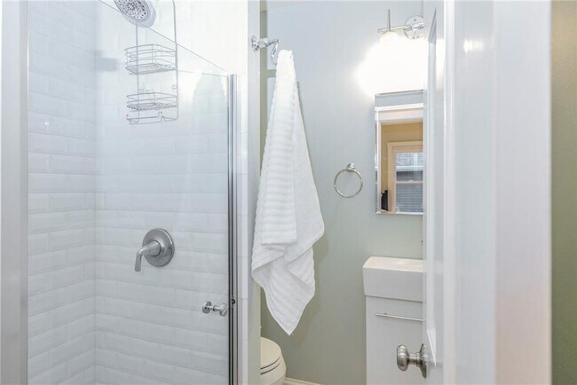 Building Photo - 21 Bayview Ave