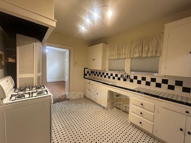 Building Photo - 446 Forest Ave