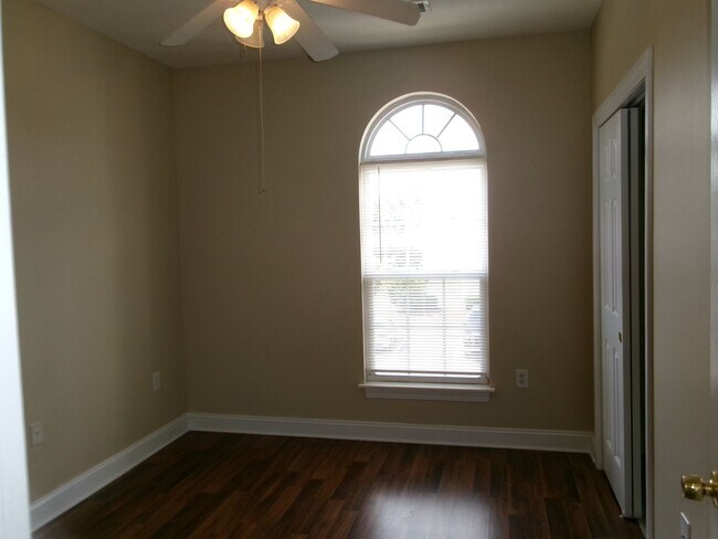 Building Photo - 3 bedroom, 2 bath condo located in Fountai...