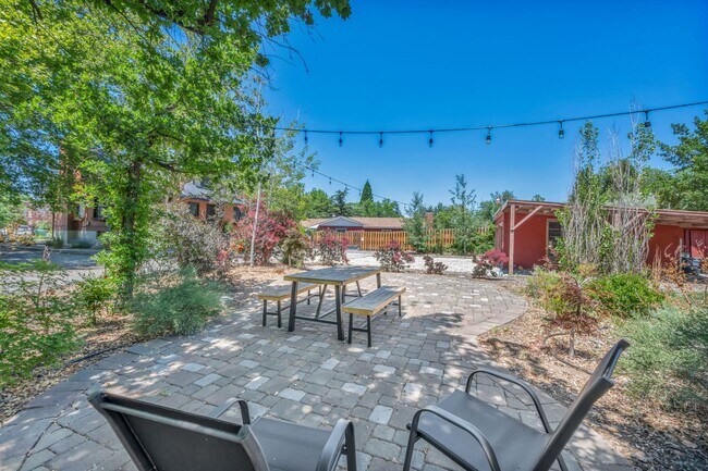 Building Photo - Charming Modern Industrial Fully Furnished Home for Lease