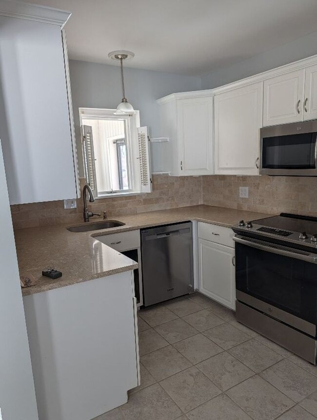 Building Photo - 45 Reel St