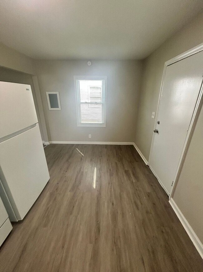 Building Photo - 2 Bedroom 1 Bath Just Renovated with New A...