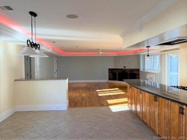 Building Photo - 462 Main St