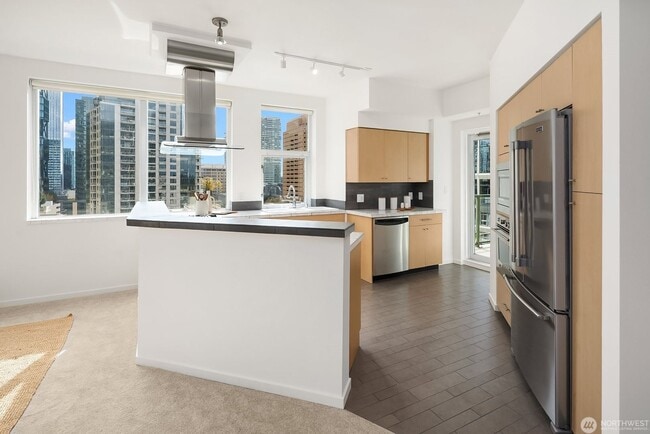 Building Photo - 2Bd/1.75Ba Bellevue Condo