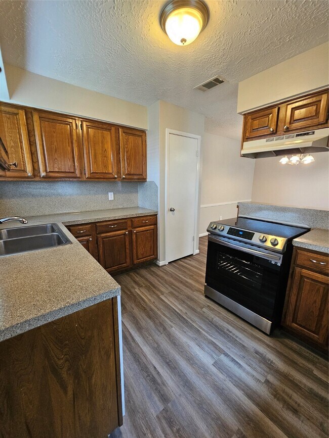 Building Photo - 2312 Meadow Green Dr