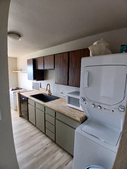 Building Photo - 398 Mountain View Dr
