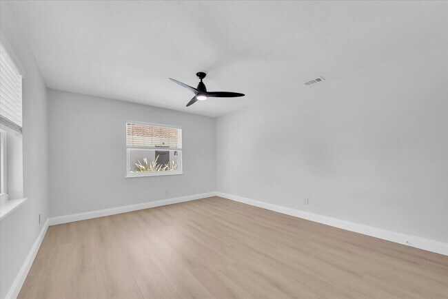 Building Photo - 3009 W Binnicker Ave