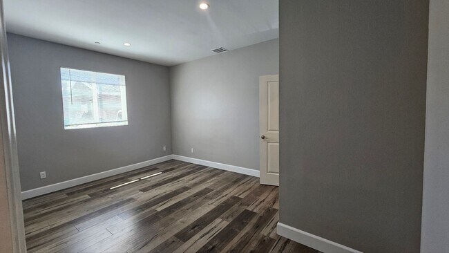 Building Photo - 1536 E