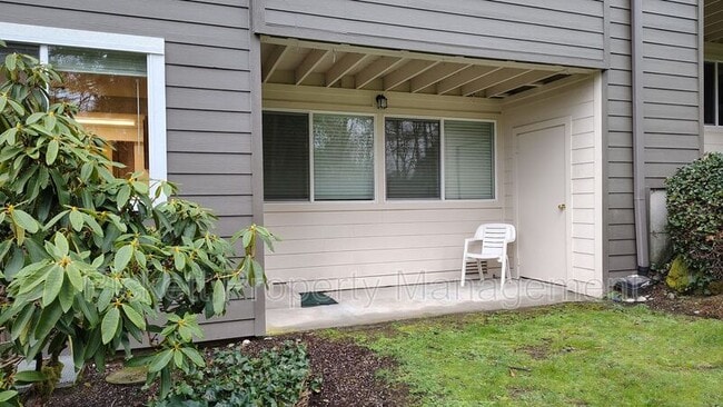 Building Photo - 20026 Vikings Crest NE