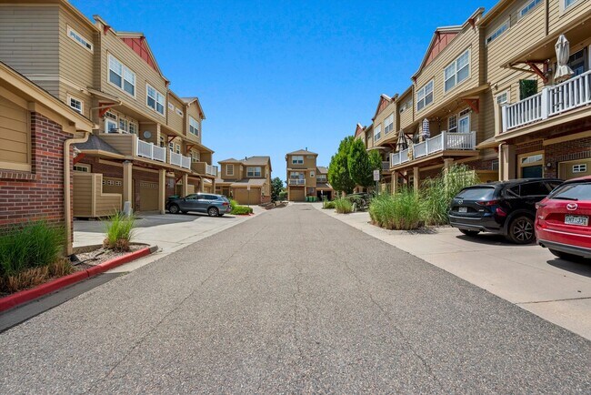 Building Photo - Comfortable Broomfield Townhome Close to Shopping & Trails