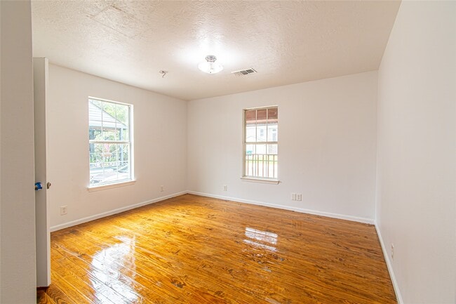 Building Photo - 633 Bradley St