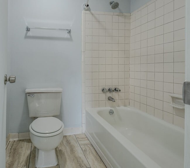 Building Photo - ***HALF OFF 1st Months Rent If Leased by 8/1/2026*** Fully Furnished 2BR/2.5BA Townhome Near UGA ...