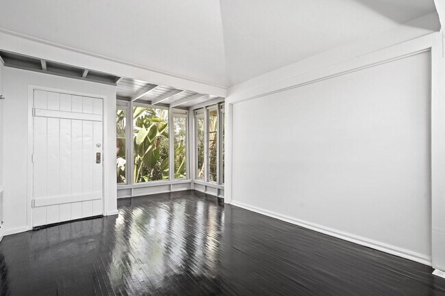 Building Photo - 944 Maltman Ave