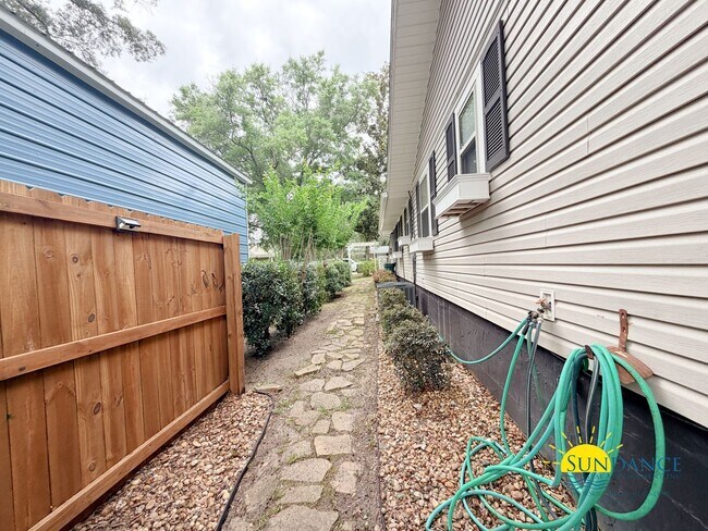 Building Photo - Stunning 3 Bedroom Home in Valparaiso with In-ground pool!