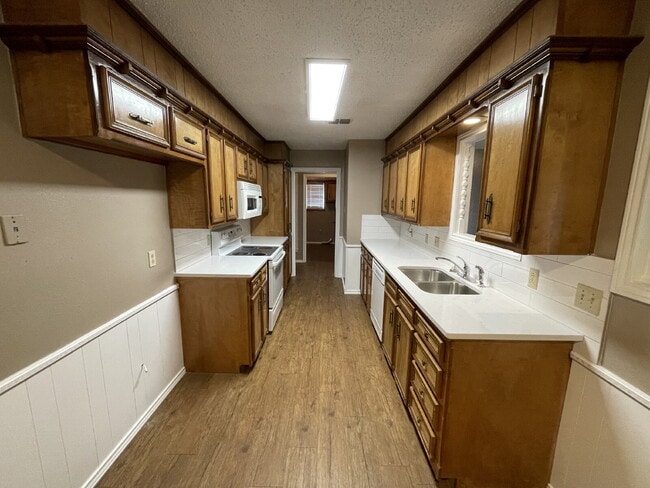Building Photo - Spacious Home Located Minutes From South Plains Mall & Loop 289 Access!