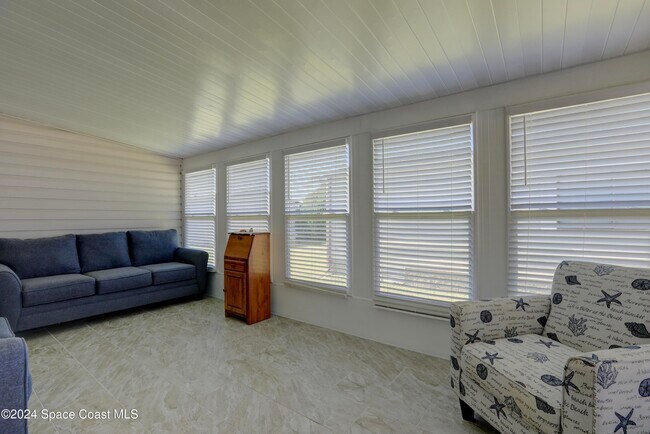 Building Photo - 561 Dolphin Cir