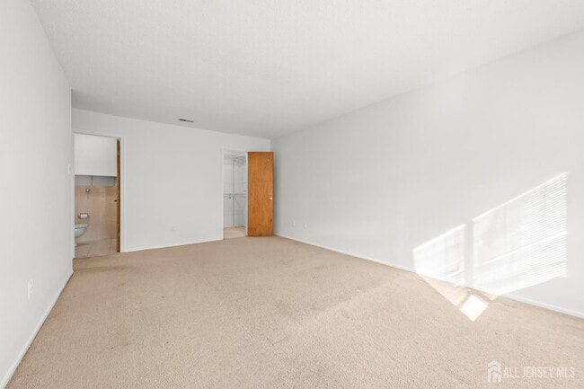 Building Photo - 823 Edison Glen Terrace