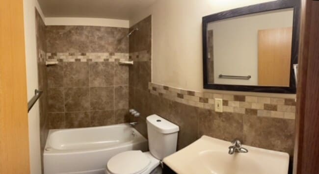 Building Photo - $2,100 / 4br - 1969ft2 - ?? Newman Lake 4B...