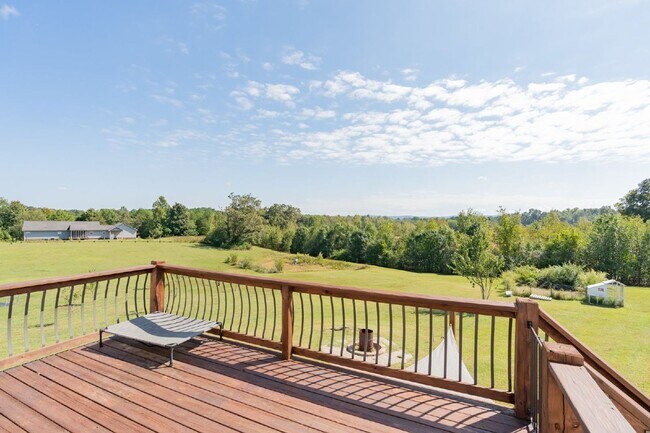 Building Photo - READY NOW!   Harrison Home with Finished Basement & Scenic Views