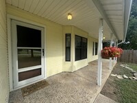 Building Photo - "Charming 2-Bedroom, 1-Bath in Horseshoe F...