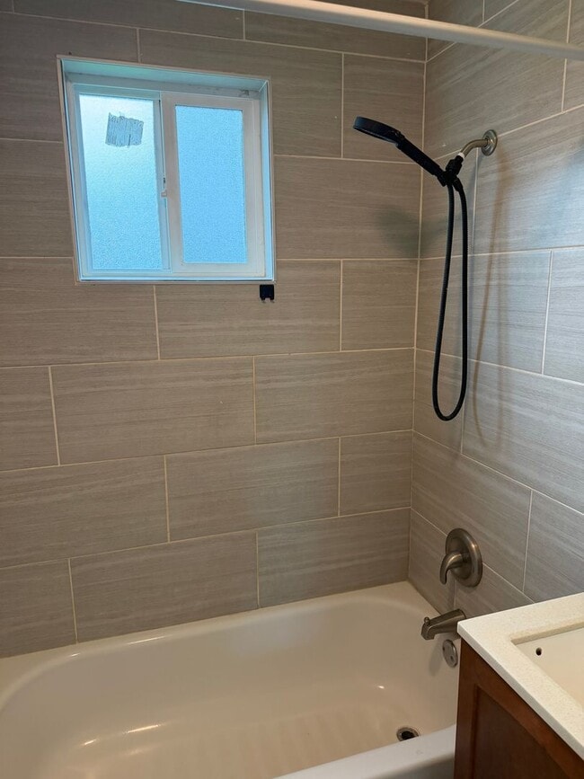 Building Photo - Updated 2 bedroom 1 bathroom house in Springfield!