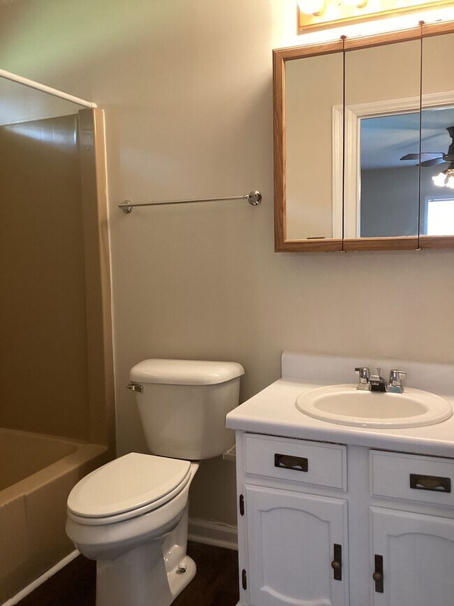 Building Photo - Lovely 3-Bedroom, 2-Bathroom Ranch