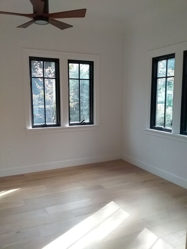 Building Photo - Completely remodeled 3 bed 2.5 bath single...