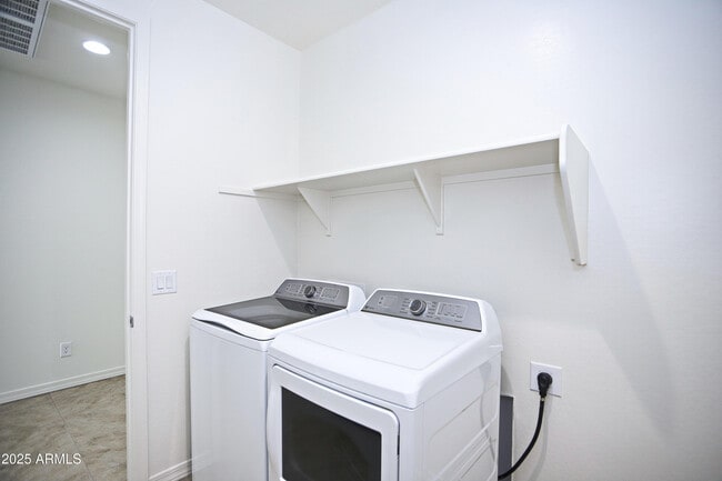 Building Photo - 831 W Finch Dr