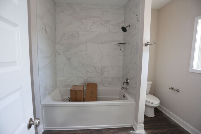 Building Photo - 3 Bedroom Brick House in SEB School District Available NOW