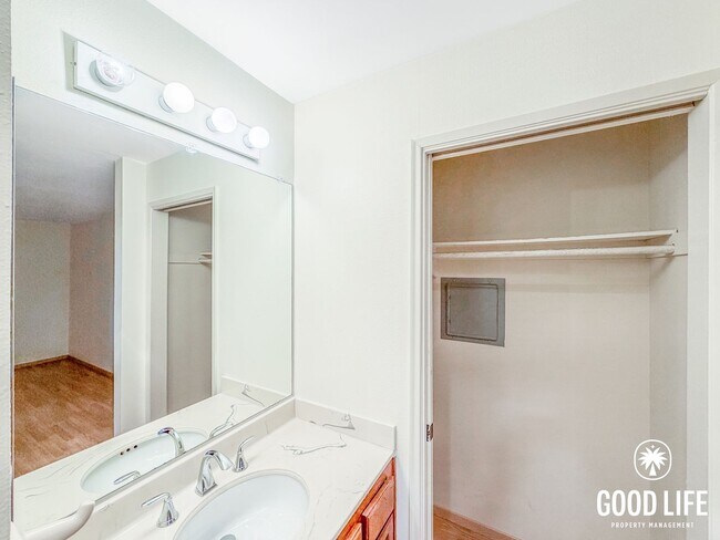 Building Photo - 2BD/1BA Condo in Clairemont with Balcony, In-Unit Laundry & Reserved Parking