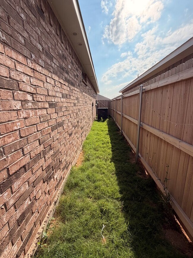 Building Photo - 6400 Bluebell Dr
