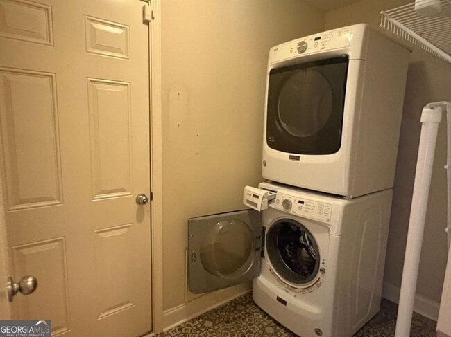 Building Photo - 616 Embassy Walk