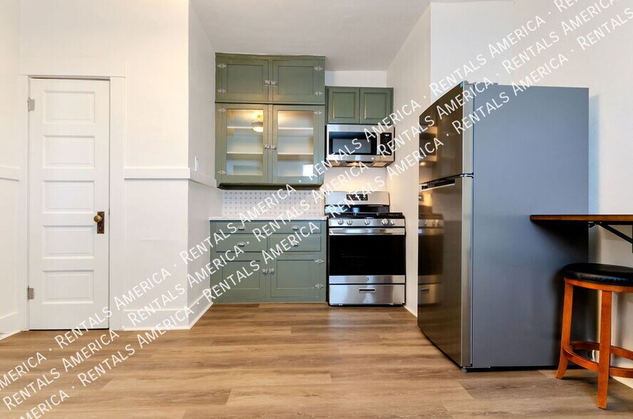 Building Photo - 826 E 6th St