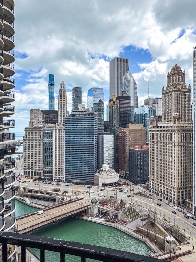 Building Photo - 300 N State St