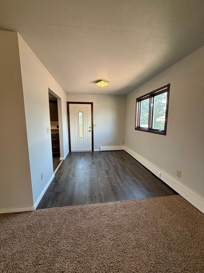 Building Photo - 3 bedroom home /  Fenced in yard / 1 Car Garage