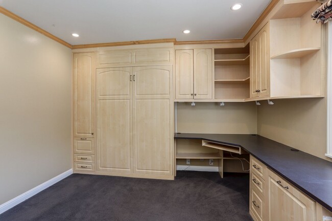 Building Photo - 4 Bed / 3 Bath Burlingame home near excell...