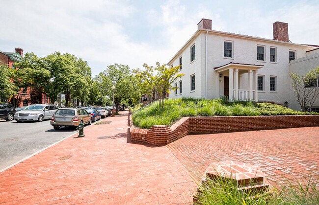 Building Photo - 616 D St SE