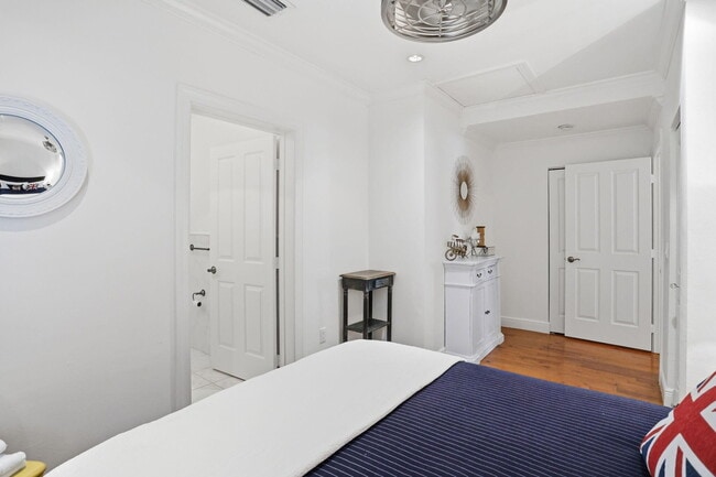 Building Photo - 309 NE 8th Ave