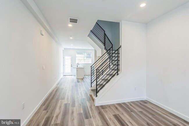 Building Photo - 1526 W Seybert St