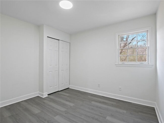 Building Photo - 526 Woodlore Dr