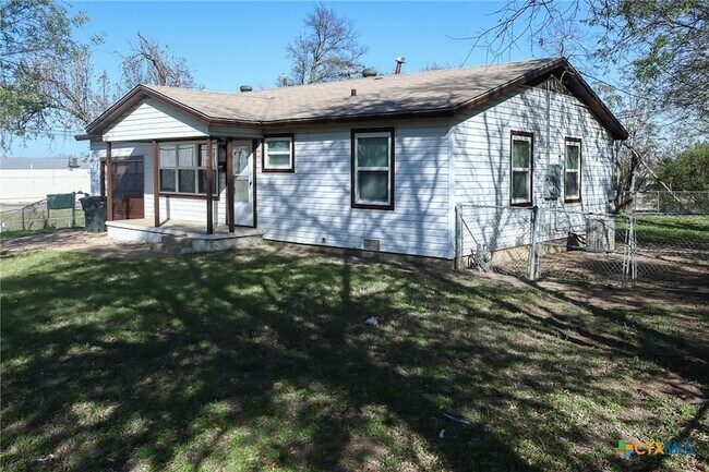 Building Photo - 2701 Hillside Dr