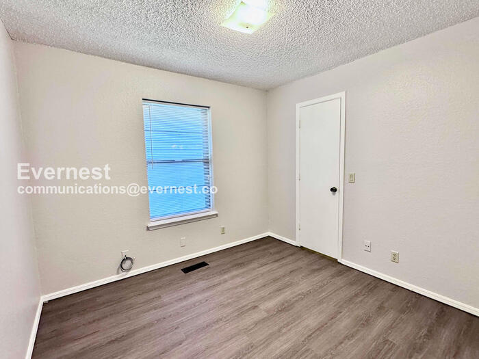Building Photo - 3208 S 137th E Ave