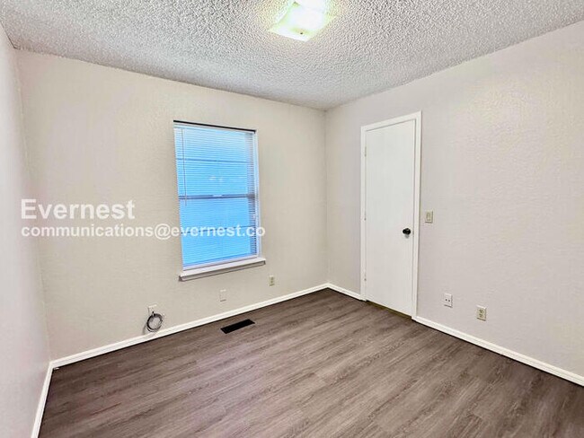 Building Photo - 3 Bed, 2 Bath Home with Garage / Pet-Friendly / Available Now!